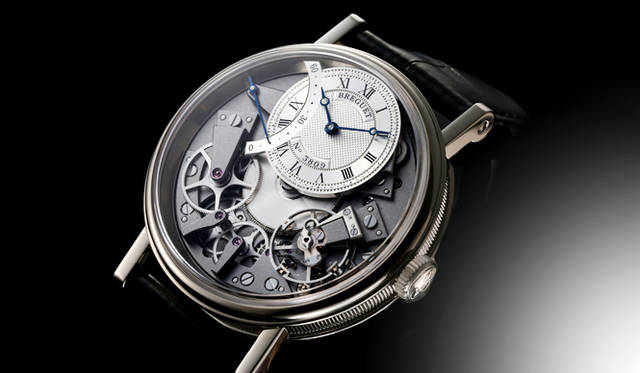 <strong>トラディション　オートマティック レトログラード セコンド 7097</strong><br />ケース｜18Kホワイトゴールド<br />直径｜40mm<br />ムーブメント｜自動巻き（Cal.505SR1）<br />機能｜レトログラード秒針ストラップ｜アリゲーター<br />防水｜3気圧<br />発売時期｜2015年秋予定<br />予価｜363万円（税抜）<br />