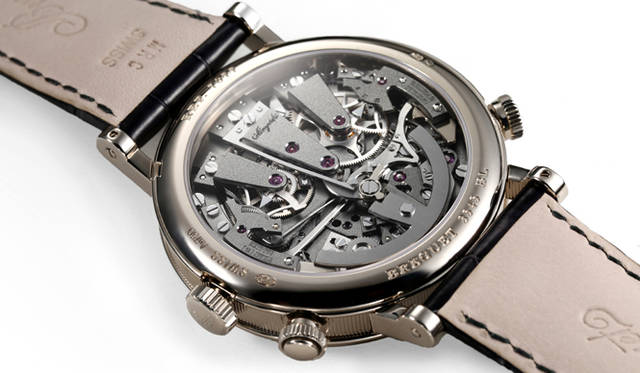 <strong>トラディション インディペンデント クロノグラフ 7077</strong><br />ケース｜18Kホワイトゴールド<br />直径｜44mm<br />ムーブメント｜手巻き（Cal.580DR）<br />機能｜クロノグラフ（リセットボタン操作で専用の動力を蓄積、時刻表示版左側に20分積算計）、パワーリザーブ表示（時刻表示版右側）<br />ストラップ｜アリゲーター<br />防水｜3気圧<br />発売時期｜2015年秋予定<br />予価｜863万円（税抜）