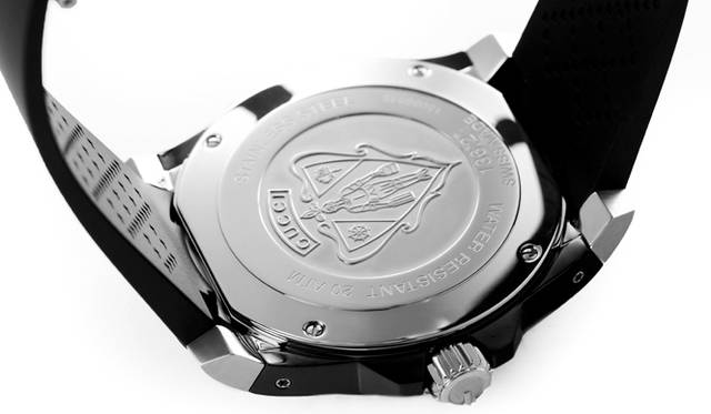 <strong>グッチ ダイヴ</strong><br /><br /> ケース｜ステンレスチール<br /> 直径｜45mm<br /> ムーブメント｜クォーツ<br /> 機能｜日付表示<br /> ストラップ｜ナイロン製NATOストラップ<br /> 防水性｜20気圧<br /> 発売時期｜発売中<br /> 価格｜13万3000円（税別）