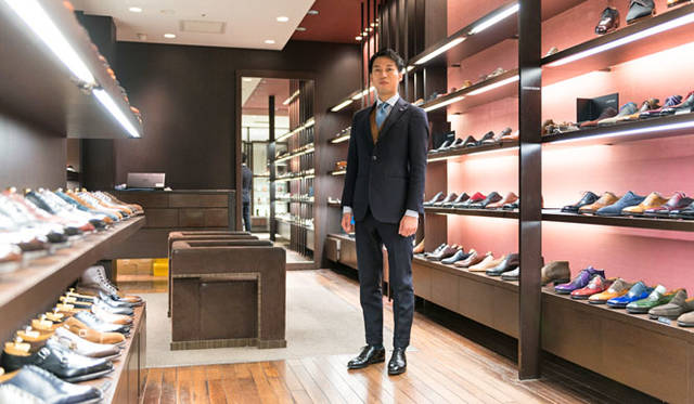 <strong>ISETAN MEN’S｜イセタンメンズ</strong><br />「ジョンロブ バイリクエスト フェア 2015」　「ハイエンド」担当の小黒氏