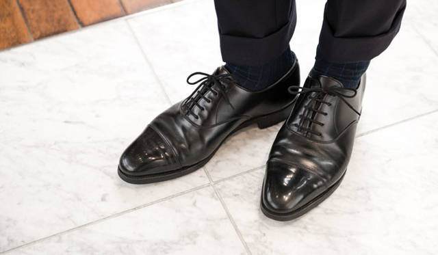 <strong>ISETAN MEN’S｜イセタンメンズ</strong><br />「ジョンロブ バイリクエスト フェア 2015」　小黒氏が履くジョンロブ「CITY II（シティ2）」