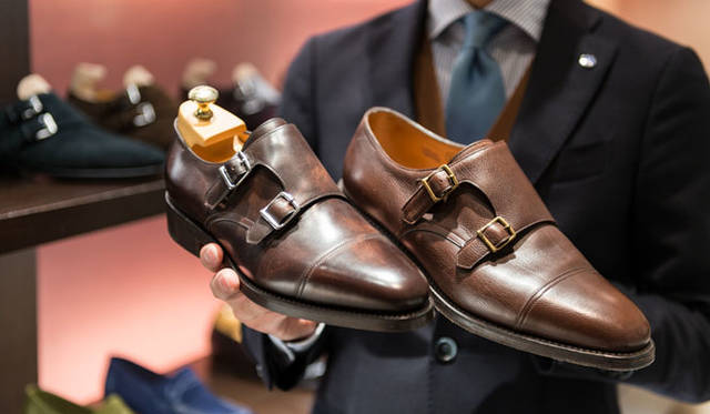 <strong>ISETAN MEN’S｜イセタンメンズ</strong><br />「ジョンロブ バイリクエスト フェア 2015」　ジョンロブ「WILLIAM（ウィリアム）」左がミュージアムカーフ、右がバッファローカーフ