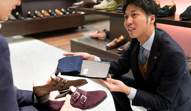 <strong>ISETAN MEN’S｜イセタンメンズ</strong><br />「ジョンロブ バイリクエスト フェア 2015」　スーツ生地とのマッチングでモデルやカラー、素材を選べるのは、イセタンメンズならではのサービス