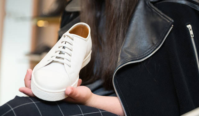 パウラ・ジェルバーゼさんが手にするのは、4月に発売になったスニーカー「LEVAH（レバー）」