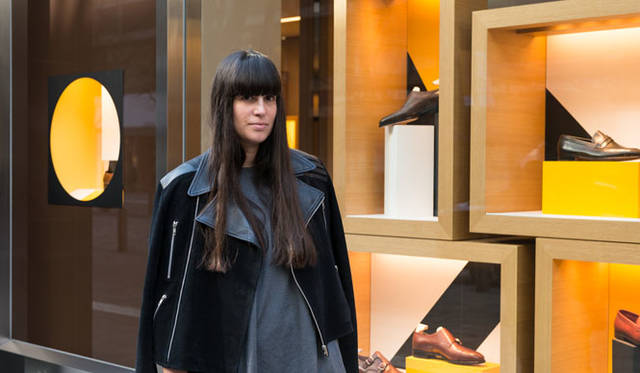 ジョンロブ丸の内店前にて