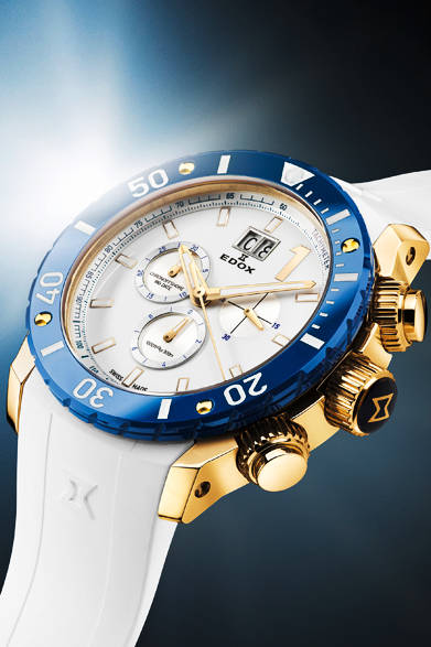 <strong>クロノオフショア1<br /> リミテッドエディション</strong> <br /><br />ケース｜18KピンクゴールドPVD加工スレンレススチール＋ブルーセラミックベゼル<br /> 直径｜45mm<br /> ムーブメント｜クォーツ（Cal.EDOX 10）<br /> ストラップ｜ホワイトラバー<br /> 防水｜500ｍ<br /> 限定数｜215本<br /> 発売時期｜8月予定<br /> 予価｜24万3000円<br />