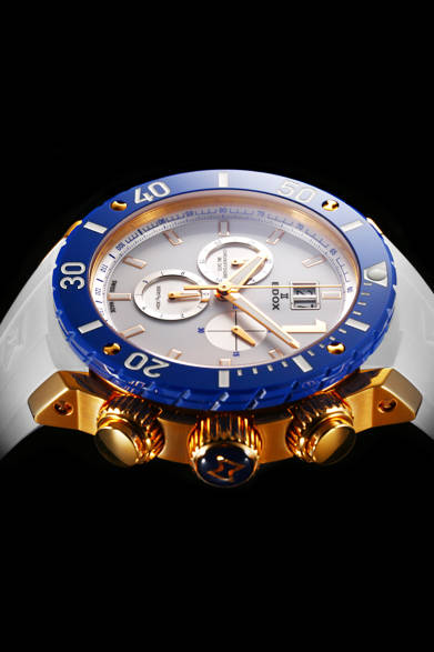 <strong>クロノオフショア1<br />リミテッドエディション</strong> <br /><br />ケース｜18KピンクゴールドPVD加工スレンレススチール＋ブルーセラミックベゼル<br /> 直径｜45mm<br /> ムーブメント｜クォーツ（Cal.EDOX 10）<br /> ストラップ｜ホワイトラバー<br /> 防水｜500ｍ<br /> 限定数｜215本<br /> 発売時期｜8月予定<br /> 予価｜24万3000円<br />