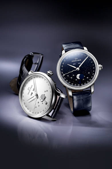 <strong>エクリプス シルバー（左）</strong> <br />  ケース｜ステンレススチール<br /> 直径｜43mm<br /> ムーブメント｜手巻き（JD 6553L2）<br /> 機能｜月表示、曜日表示、日付表示（センターの指針で表示）、月齢表示（彫金された月にディスクが被さって月の満ち欠けを表示）<br /> ストラップ｜アリゲーター<br /> 防水｜3気圧<br /> 発売時期｜8月以降予定<br /> 予価｜179万2800円<br /><br /><strong>エクリプス アベンチュリン（右）</strong> <br /> ケース｜ステンレススチール（外周にダイヤモンド）<br /> 直径｜39mm<br /> ムーブメント｜手巻き（JD 6553L2）<br /> 機能｜月表示、曜日表示、日付表示（センターの指針で表示）、月齢表示（彫金された月にディスクが被さって月の満ち欠けを表示）<br /> ストラップ｜アリゲーター<br /> 防水｜3気圧<br /> 発売時期｜8月以降予定<br /> 予価｜268万9200円<br />