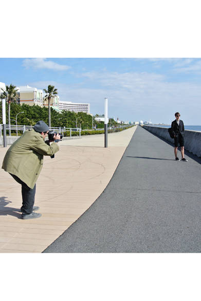 <strong>MARGARET HOWELL｜マーガレット・ハウエル</strong><br />撮影中のフォトグラファー畑中清孝氏