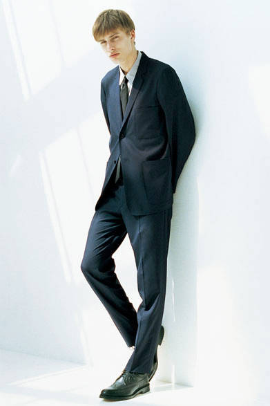 <strong>MARGARET HOWELL｜マーガレット・ハウエル</strong><br />フォックスブラザーズ社製のサマーウールのセットアップは、控えめな主張のグラフチェックシャツと相性良し。ボクシーなシルエットが特徴のジャケットは、夏のドレスアップに欠かせない一着だ。<br />ジャケット6万8040円、シャツ2万7000円、トラウザーズ3万8880円、ネクタイ1万6200円、シューズ8万9640円（すべてマーガレット・ハウエル）