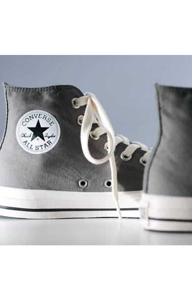 <strong>MARGARET HOWELL｜マーガレット・ハウエル</strong><br />2011年に発売され話題となった「MHL.×CONVERSE」のハイカットスニーカーが6月に発売決定。今回は、白とグレーの2色展開。シューレースは、コットンテープの平紐と丸紐の2タイプが付属。踵についたヘリンボーンテープがアクセントになっている。詳細は、OPENERSで近日公開。
