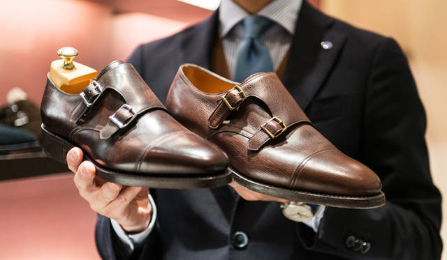 <strong>ISETAN MEN’S｜イセタンメンズ</strong><br />「ジョンロブ バイリクエスト フェア 2015」　ジョンロブ「WILLIAM（ウィリアム）」左がミュージアムカーフ、右がバッファローカーフ