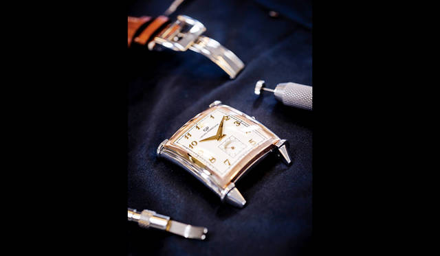 <strong>ヴィンテージ 1945 スモールセコンド 70周年記念モデル</strong><br /> <br />  ケース｜ステンレスチール＋18Kピンクゴールドベゼル<br /> サイズ｜縦36.2×横35.25mm<br /> ムーブメント｜自動巻き（Cal.GP03300-0051）<br /> ストラップ｜アリゲーター<br /> 防水｜30ｍ<br /> 限定数｜100本<br /> 発売時期｜6月予定<br /> 予価｜141万4800円<br />