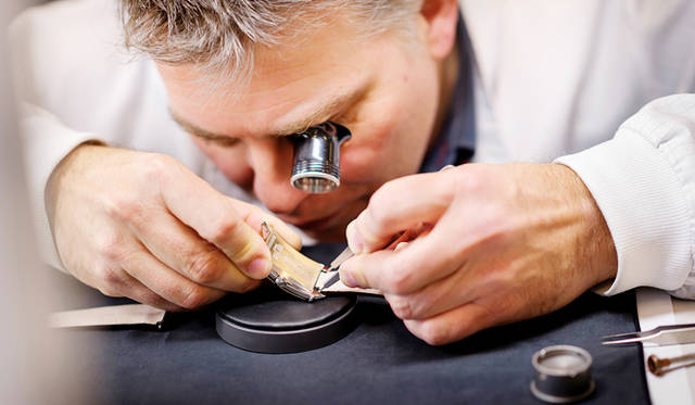 <strong>ヴィンテージ 1945 スモールセコンド 70周年記念モデル</strong><br /> <br />  ケース｜ステンレスチール＋18Kピンクゴールドベゼル<br /> サイズ｜縦36.2×横35.25mm<br /> ムーブメント｜自動巻き（Cal.GP03300-0051）<br /> ストラップ｜アリゲーター<br /> 防水｜30ｍ<br /> 限定数｜100本<br /> 発売時期｜6月予定<br /> 予価｜141万4800円<br />