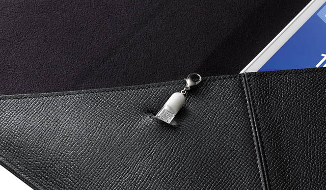 <strong>CORE JEWELS｜コアジュエルス</strong><br />ソニーストア限定CORE JEWELS特別セット＜Xperia™ Z3 Tablet Compact（ブラックまたはホワイト）、ONE-CAPSELE-CHARM （ワンカプセルチャーム）ブラック・ホワイトペア（2個セット）、Xperia™ Z3 Tablet Compact専用CORE JEWELS製タブレットケース“FUKUSA TSUTSUMI”ブラック＞