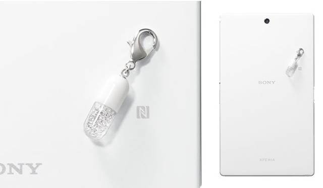 <strong>CORE JEWELS｜コアジュエルス</strong><br />“One-Time of Love-”アプリをダウンロードしたXperia™ TabletのNFTマークにジュエリーOneをかざすと、One-Time of Love-のページが起動する