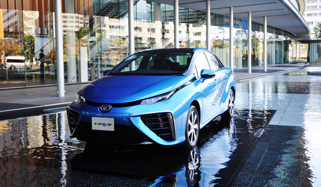 昨年12月に発売が開始されたトヨタ「MIRAI」。価格は723万6,000円と高価ながらも、1ヵ月で年間販売目標の700台を大きく上まわる1,500台を受注した
