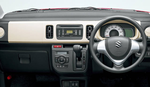 スズキの新型「アルト」のインテリア。カーナビはスマホで完結させるオーナーも増え、最近は、軽自動車にモニター画面は付いていても、カーナビソフトは入っていないことも多い