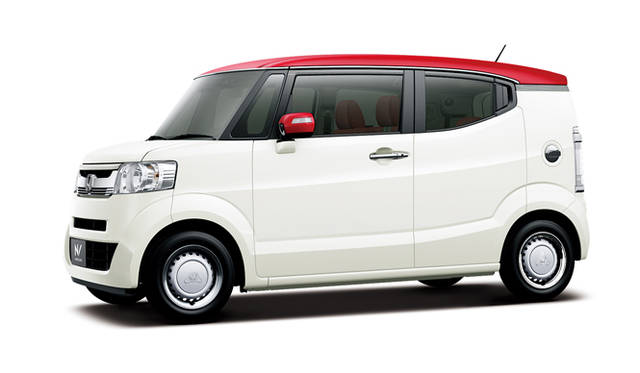 N-BOX本来の特徴であったハイルーフに逆行するような形で、2014年12月に登場したロールーフモデルの「N-BOX SLASH」