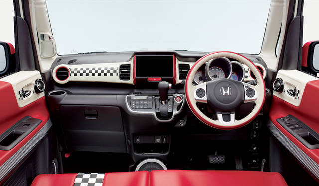 「N-BOX SLASH」にオプションとして設けられた、1960年代のダイナーレストランを彷彿とさせる「ダイナースタイル」をまとったインテリア