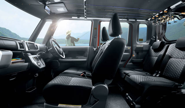 室内天井には釣り竿を収納することもできるダイハツ「ウェイク」。既存のカテゴリーにはない独自のクルマ開発が活発な昨今の軽自動車マーケット