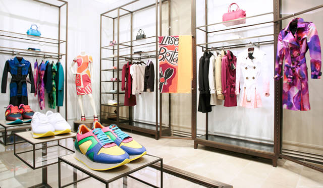 「バーバリー プローサム」のアイテムを中心に、「ロンドン」「ブリッド」のラインも並ぶ。さまざまなオケージョンに合わせた着こなしをアレンジできる、「バーバリー」の幅広いラインナップを実感する。