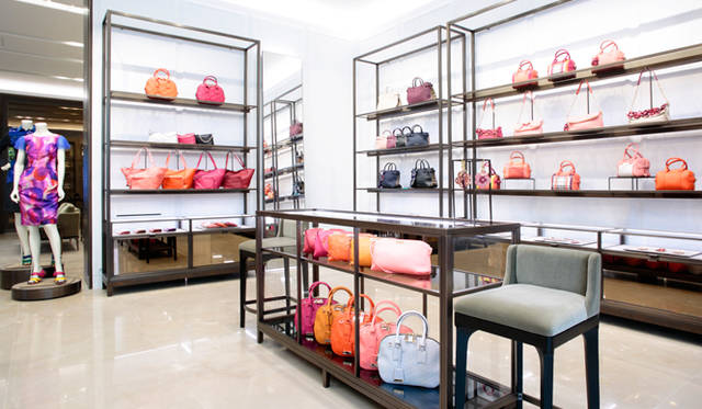 展開されるモデル数の多さもさることながら、サイズも色数も豊富に揃う。店頭に並んでいないカラーのストックも充実している。