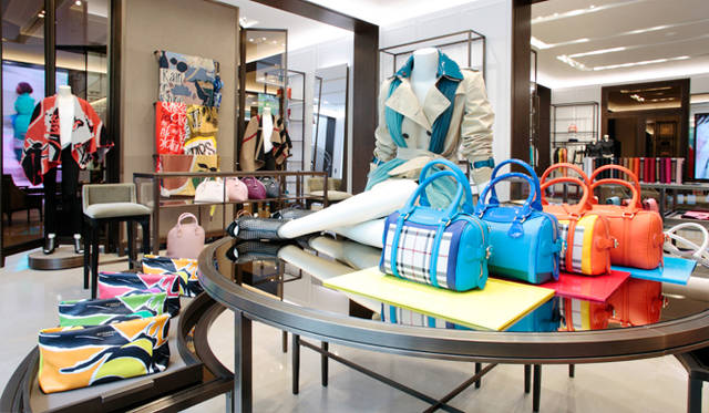 アクセサリーを中心とした最新アイテムのラインナップ。小振りなサイズが可愛らしいハンドバッグ「ミニ・ビー」のバリエーションも豊富。