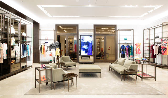 アクセサリーのエリアを抜けると「バーバリー プローサム」のスペースに。国内最大級のアイテムのラインナップを誇り、ランウェイルックがずらりと並ぶ。