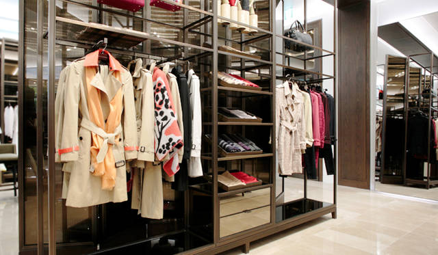 バーバリーを象徴するトレンチコートのコレクション「ヘリテージ」は3タイプのデザインが揃う。襟元と袖口のベルトをパテントレザーにアレンジしたコートは「ロンドン」コレクションのシーズンアイテム。2015年春夏コレクションのキャンペーンビジュアルにも採用されたアイコニックな一着だ。