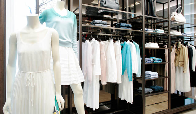 春夏シーズンらしい軽やかなホワイトのドレスが目を奪う。きれいめのカジュアルダウンにも、モードのエッセンスを取り入れるなど、ひとつの店の中だけでさまざまなアレンジを試すことができる。「ブリット」にはデニムやポロシャツなどオーソドックスなカジュアルアイテムがあるのもうれしい。