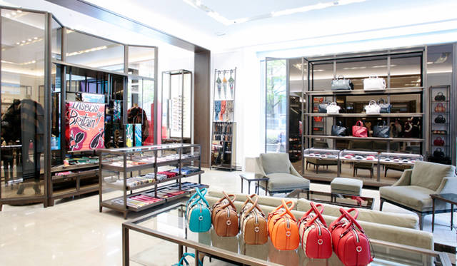 エントランス正面のウィメンズのアクセサリーのエリアの隣は、液晶スクリーン “リーテル・シアター” がそびえる広々としたソファスペース。ゆったりくつろいでアイテムを吟味できる。お馴染みのバーバリーチェックのストールのカラーバリエーションも豊富に取り揃える。