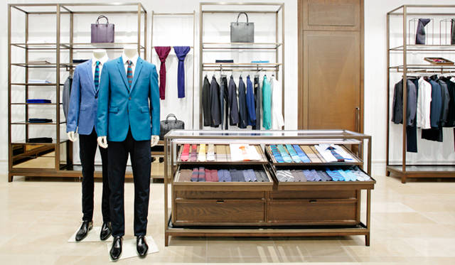 奥にあるテーラリングルーム。職人の手作業で仕立てるテーラードコレクションを中心に、「バーバリー プローサム」のタイや「ロンドン」コレクションのビジネスコートなど、スーツスタイルのすべてが揃う。