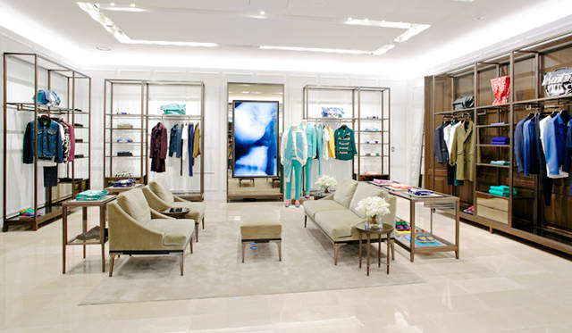 関西エリア待望の初上陸は、「バーバリー プローサム」のメンズコレクション。国内最大のラインナップは、ファン待望の展開だ。ウェアから小物まで、ランウェイに登場したルックを実際に手にすることができる。