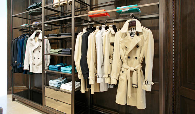 メンズフロアの中央には「ヘリテージ」コレクションを中心としたトレンチコートを扱う「バーバリーロンドン」の一角がある。「ヘリテージ」のトレンチコートや、ロンドンコレクションモデルの襟元と袖口のベルトをパテントレザーにアレンジした新作も揃う。