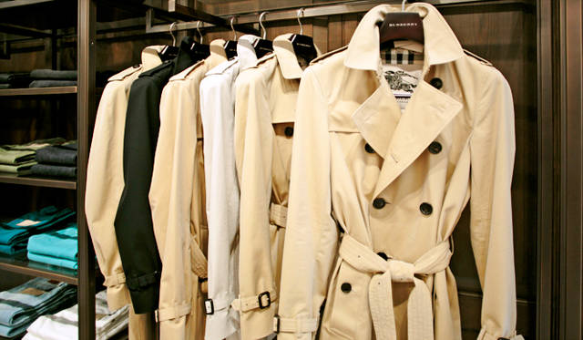 フォーマル、カジュアルのどちらのスタイルにも活躍するトレンチコート。ブランドの象徴である「ヘリテージ」は、時代が変わろうとも色褪せないスタンダードアイテムだ。オリジナルフィッティングから現代的なスリムタイプまで3つのスタイルから選ぶことができる。