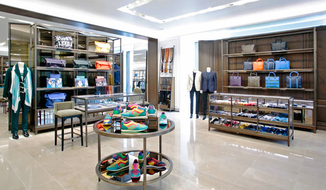 バッグにウォレット、シューズやストール、サングラス、時計まで、メンズのアクセサリーも充実。今シーズンは、とくにパターンやモチーフづかいに特徴がある。