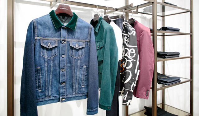 今シーズンのコレクションのなかでもとくに印象的だった「デニムジャケット」。襟だけ素材を変えたコンパクトなセルヴィッジデニムを使用。クリーンでニュートラルな印象のなかに、ひとエッセンス効かせた絶妙なデザインが印象的な「バーバリー プローサム」らしい1着だ。