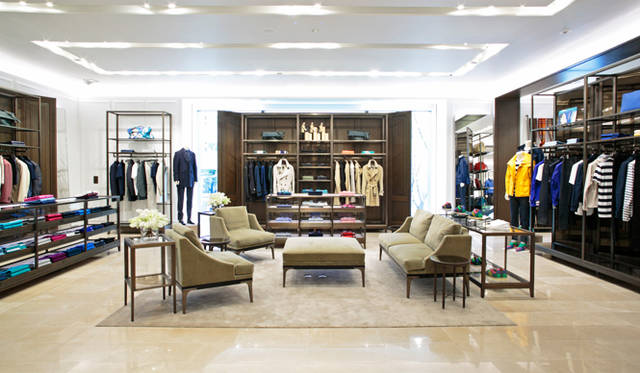 2階メンズフロア｜中央には「ヘリテージ」「ロンドン」「ブリット」コレクションが一堂に揃う。「ロンドン」のポロシャツや「ブリット」のカジュアルシャツもカラーバリエーションが豊富。「バーバリープローサム」やテーラリングコレクションを含め、それぞれのアイテムを自在にスタイリングして、オンからオフまでオケージョンに合わせた着回しを楽しみたい。