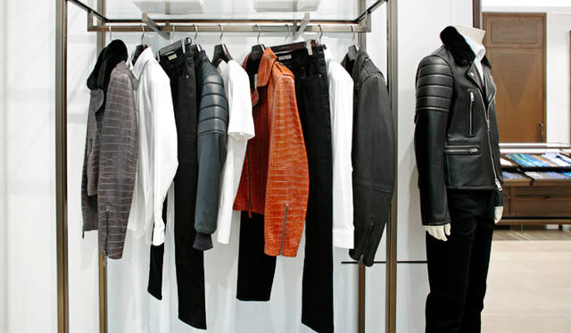 定番のトレンチコートのみならず、レザージャケットやダッフルコートなど、バーバリーらしい英国スタイルをベースに、モディファイされたこだわりのアウターも揃う。英国ならではのライダーズディテールを用いたバイカージャケットは、クロコダイルをはじめ、さまざまなレザーを使った逸品が目を引く。