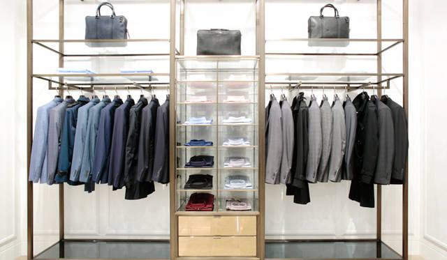 テーラリングルームでは、袖口からのぞくシャツの長さやフィッティングはもちろん、将来的なスタイルチェンジを見越した丈詰めまで、専門スタッフが細やかにサポートしてくれる。幅広いラインナップはもとより、こうしたサービスも「バーバリー心斎橋」の魅力のひとつだ。