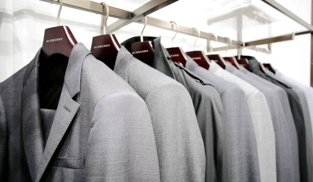 カジュアルジャケットからタキシードまで揃うラインナップのなかでも、特に人気なのはトラベルテーラリングだ。肩パッドや芯地を除いたラフな着心地は、独自に開発したストレッチ性のある生地を使うことで、より動きやすく快適に。細いノッチラペルでスリムフィットのモダンなシルエットを描く。