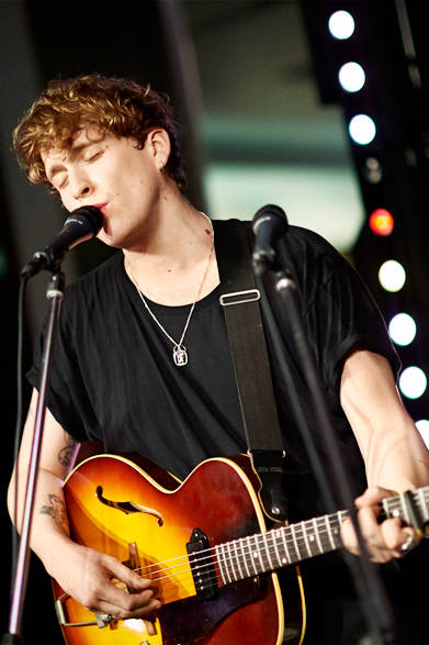 バーバリー・アコースティック アーティストのひとりであるRhodes（ローズ）。心斎橋オープンイベントのために、来日した彼に、バーバリーとのエピソードについてたずねた。<br><br><strong>Q. バーバリー心斎橋でパフォーマンスを行った感想は？</strong><br><br>とても素晴らしい、かけがえのない経験となりました。 日本に訪れるのは初めてで、この機会が訪れるまでこんなに離れた場所でパフォーマンスをすることはなかったけど、本当に素晴らしいショーを行うことができた。<br><br><strong>Q. ステージとしてのライブではなく、ショーでパフォーマンスはどんな気分でしたか？</strong><br><br>今回のストアでのパフォーマンスはギグでプレイするような感覚に近かったけど、 ファッションショーでの演奏は、いろんな意味で現実を超えたような、巨大なセットの劇を行っているかのような気分だった。<br><br><strong>Q.印象に残っているバーバリーにまつわるエピソードがあれば教えてください </strong><br><br>楽しいエピソードがたくさんあります！ 絶対に忘れられないのは、2014秋冬ウィメンズコレクション(2014年2月17日開催)で一緒に演奏したエド・ハーコートと、パロマ・フェイスと出かけた時のこと。 エドは信じられないくらい面白い人だからとても印象に残っているね。   そして、日本での時間もすべてが楽しかった！ 変な出来事と言えば、大阪のダウンタウンのカラオケで歌を歌っていた時のこと。 部屋に突然知らない人が入ってきて、僕たちと一緒に歌をうたい始めたんだ。 彼は少しも英語が話せないし、僕らも日本語は全く分からないのだけど、音楽をきっかけに仲良くなれた貴重な体験だったよ。  