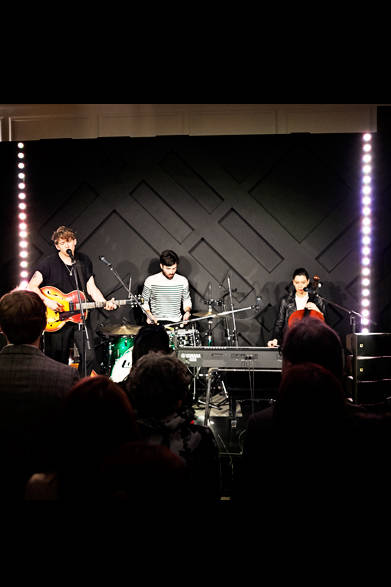 Rhodesによるライブパフォーマンス