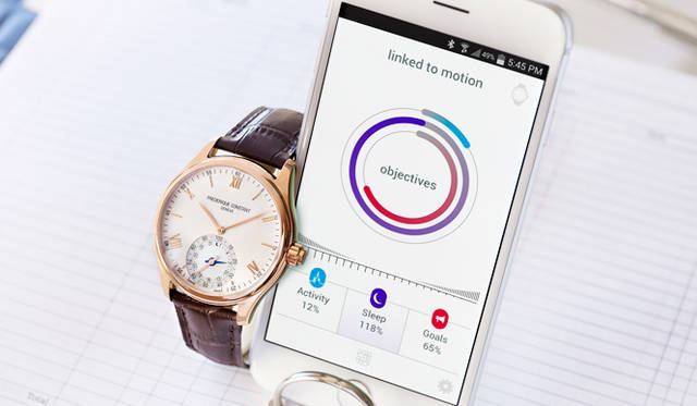 <strong>クラシック インデックス オルロジカル スマートウォッチ</strong><br /><br /> ケース｜ローズゴールドプレート・ステンレススチール<br /> サイズ｜42mm<br /> ムーブメント｜クォーツ（Cal.FC285）<br /> 機能｜MotionX®テクノロジー（スマホと連携したMotionX®アクティビティトラッキング、Sleeptracker®スリープモニタリング、スリープ サイクル アラーム、ゲット アクティブ アラート、アダプティブ コーチイングなど）、時刻補正機能、指針式日付表示＆指針式月齢表示（6時位置に同軸配置）<br /> ストラップ｜レザー<br /> 防水｜5気圧<br /> 発売時期｜8月予定<br /> 予価｜19万9800円<br />