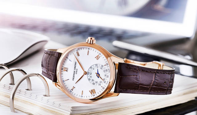 <strong>クラシック インデックス オルロジカル スマートウォッチ</strong><br /><br /> ケース｜ローズゴールドプレート・ステンレスチール<br /> サイズ｜42mm<br /> ムーブメント｜クォーツ（Cal.FC285）<br /> 機能｜MotionX®テクノロジー（スマホと連携したMotionX®アクティビティトラッキング、Sleeptracker®スリープモニタリング、スリープ サイクル アラーム、ゲット アクティブ アラート、アダプティブ コーチイングなど）、時刻補正機能、指針式日付表示＆指針式月齢表示（6時位置に同軸配置）<br /> ストラップ｜レザー<br /> 防水｜5気圧<br /> 発売時期｜8月予定<br /> 予価｜19万9800円<br />