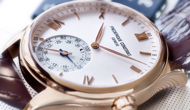 <strong>クラシック インデックス オルロジカル スマートウォッチ</strong><br /><br /> ケース｜ローズゴールドプレート・ステンレススチール<br /> サイズ｜42mm<br /> ムーブメント｜クォーツ（Cal.FC285）<br /> 機能｜MotionX®テクノロジー（スマホと連携したMotionX®アクティビティトラッキング、Sleeptracker®スリープモニタリング、スリープ サイクル アラーム、ゲット アクティブ アラート、アダプティブ コーチイングなど）、時刻補正機能、指針式日付表示＆指針式月齢表示（6時位置に同軸配置）<br /> ストラップ｜レザー<br /> 防水｜5気圧<br /> 発売時期｜8月予定<br /> 予価｜19万9800円<br />