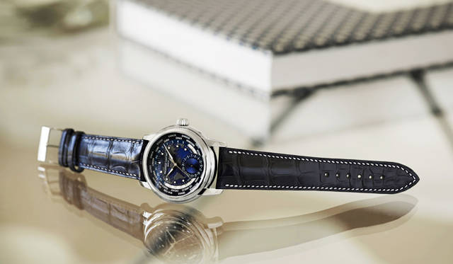 <strong>ワールドタイマー マニュファクチュール</strong><br /><br /> ケース｜ステンレススチール<br /> 直径｜42mm<br /> ムーブメント｜自動巻き（Cal.FC-718）<br /> 機能｜ワールドタイム表示（文字盤外周の都市名リングと24時間表記の時刻リングによる）、指針式日付表示（6時位置インダイヤル）<br /> ストラップ｜アリゲーター<br /> 防水｜5気圧<br /> 発売時期｜2015年秋予定<br /> 予価｜49万6800円<br />