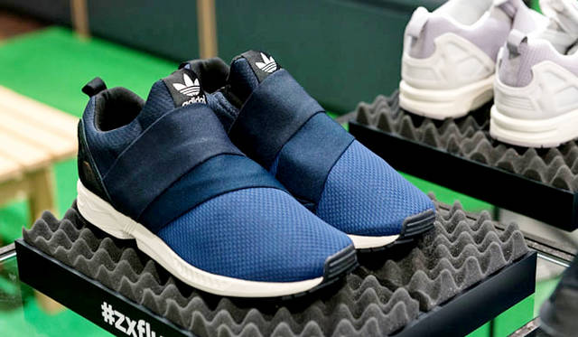 <strong>ISETAN MEN’S｜イセタンメンズ</strong><br />「KICK THE CITY」第2弾　アディダスオリジナルスの名作「ZXシリーズ」をモダンにリファインした「ZX FLUX」のスリッポンタイプ「ZX FLUX SLIP ON (ゼットエックス フラックス スリッポン) 」1万1880円