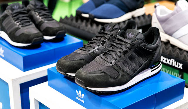 <strong>ISETAN MEN’S｜イセタンメンズ</strong><br />「KICK THE CITY」第2弾　「アディダス オリジナルス」とイセタンメンズの初の共同開発プロジェクト「adidas Originals for ISETAN MEN’S」から誕生したモデル「adidas Originals for ISETAN MEN’S / ZX 700 KTC」1万5120円